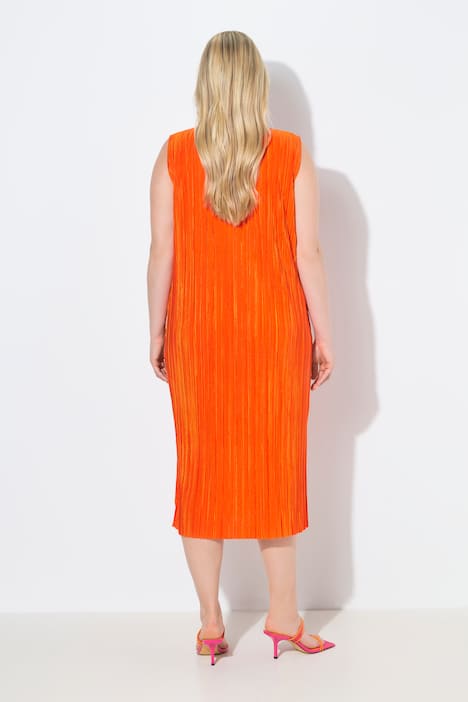 Robe midi plissée. Sans manches. Encolure ronde