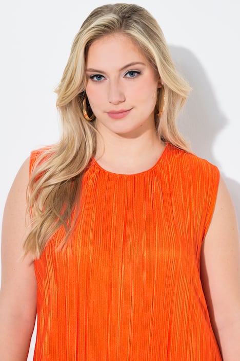 Robe midi plissée. Sans manches. Encolure ronde