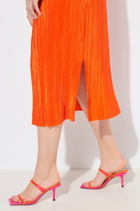 Robe midi plissée. Sans manches. Encolure ronde