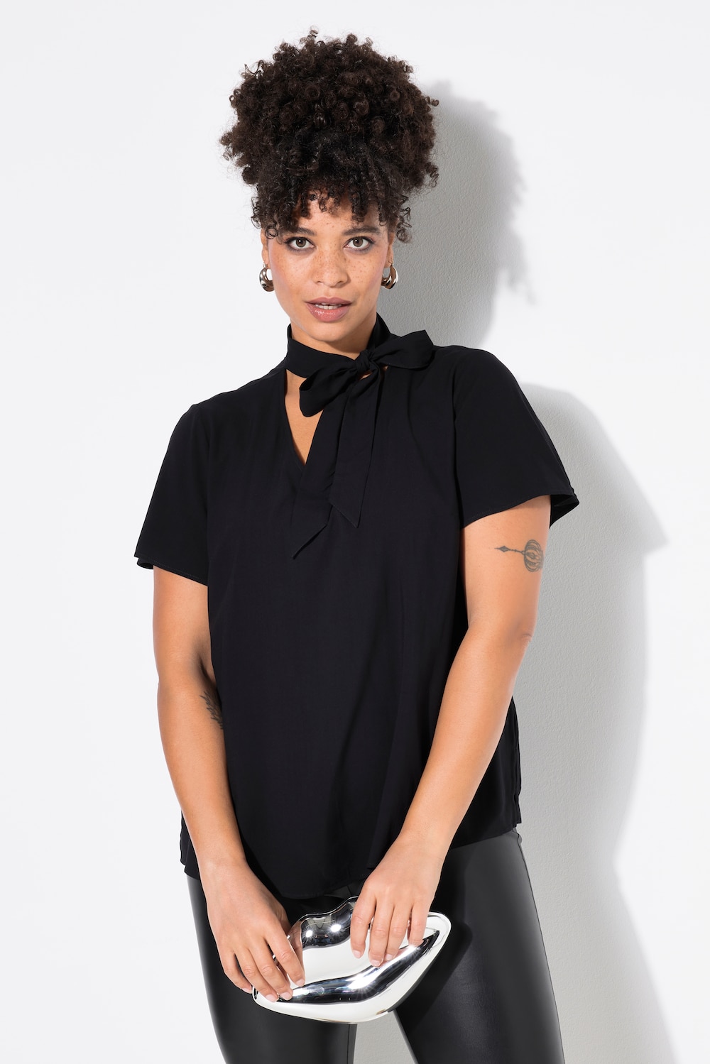 Blouse met strikhals, A-lijn, satijn, korte kapmouwen