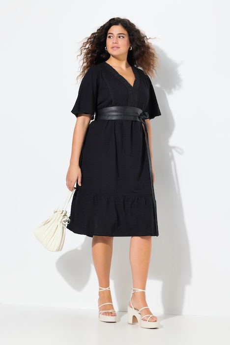 Robe midi en seersucker, coupe évasée, décolleté en V et manches courtes