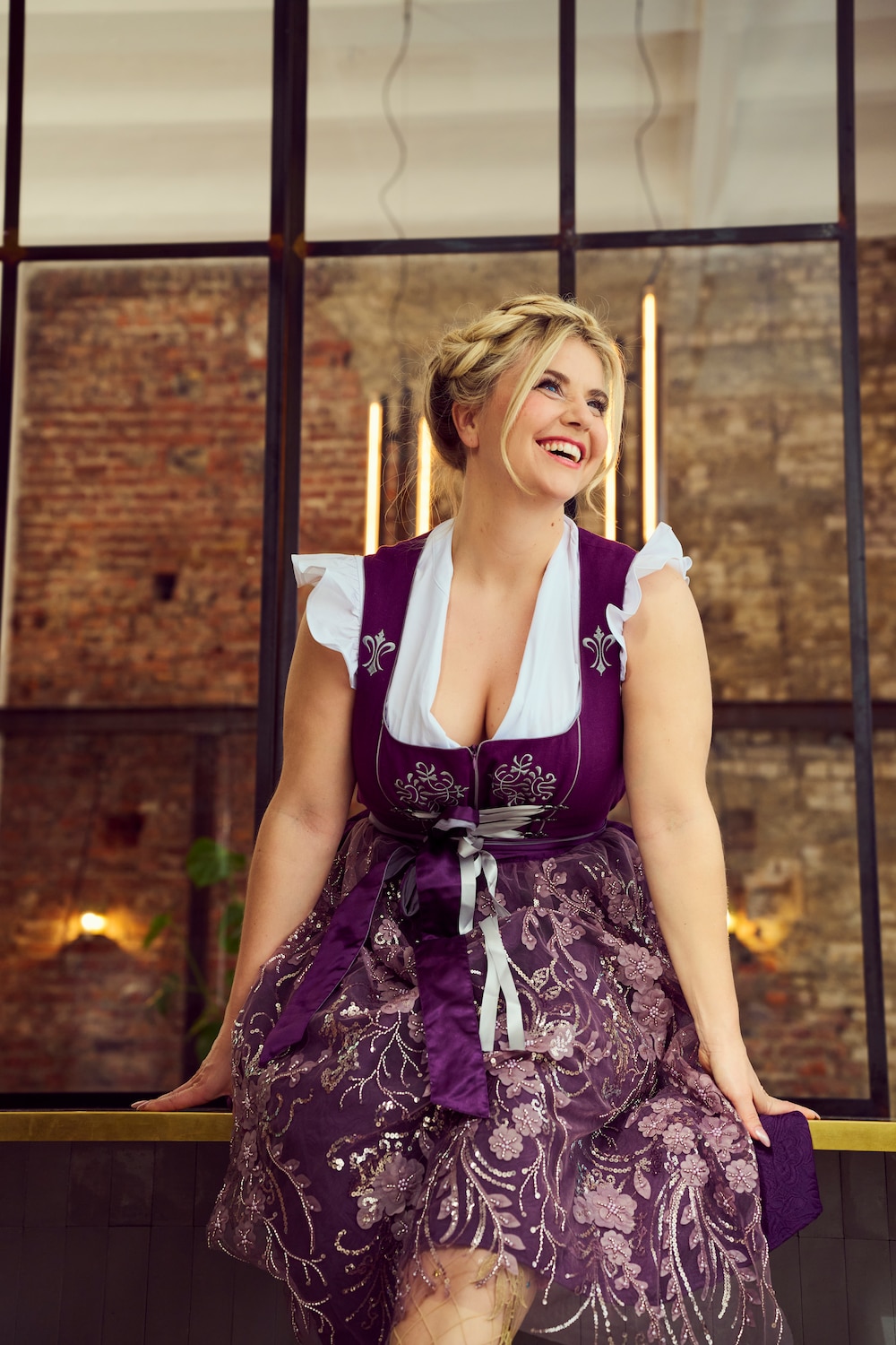 Dirndl-bluse, flæser på ærmerne, stående krave, gummikant