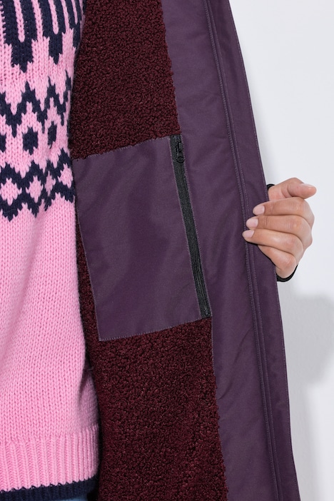 Veste technique oversize à capuche. Doublure polaire bouclée. Fermeture éclair à double sens