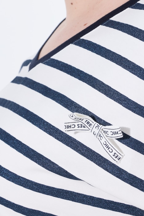 T-shirt med striber, sløjfe og V-hals