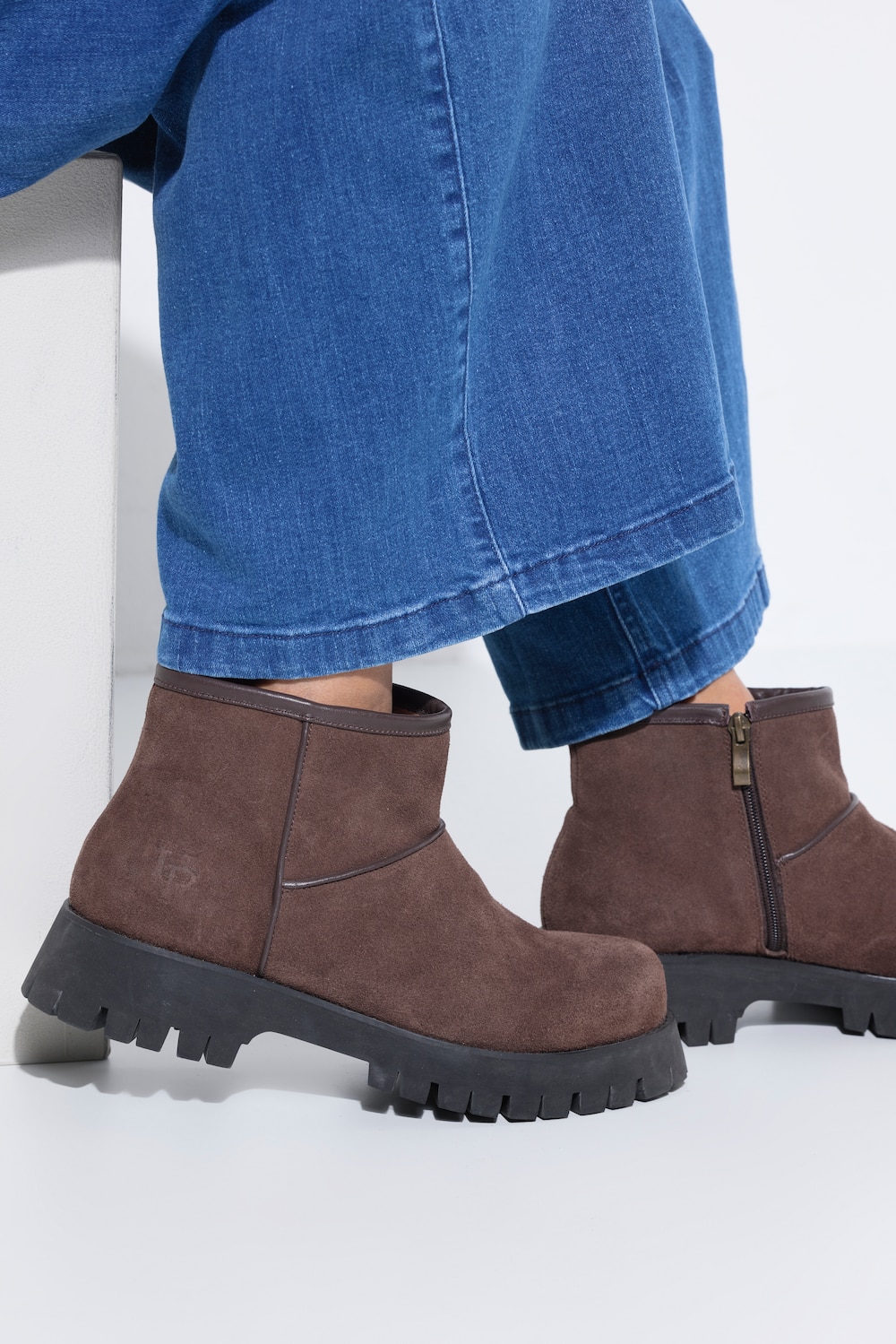 Støvletter i semsket skinn, chunky-stil, teddyfôr, bredde H