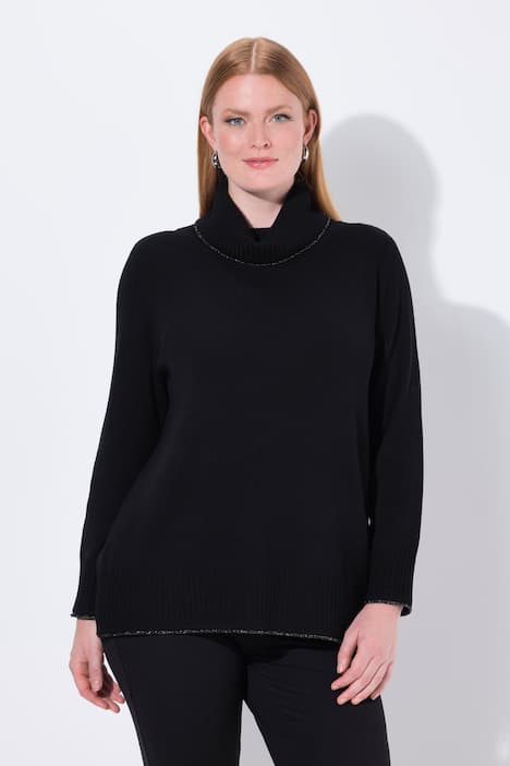 Pull à manches longues et bord roulé pailleté. Coupe évasée et col roulé