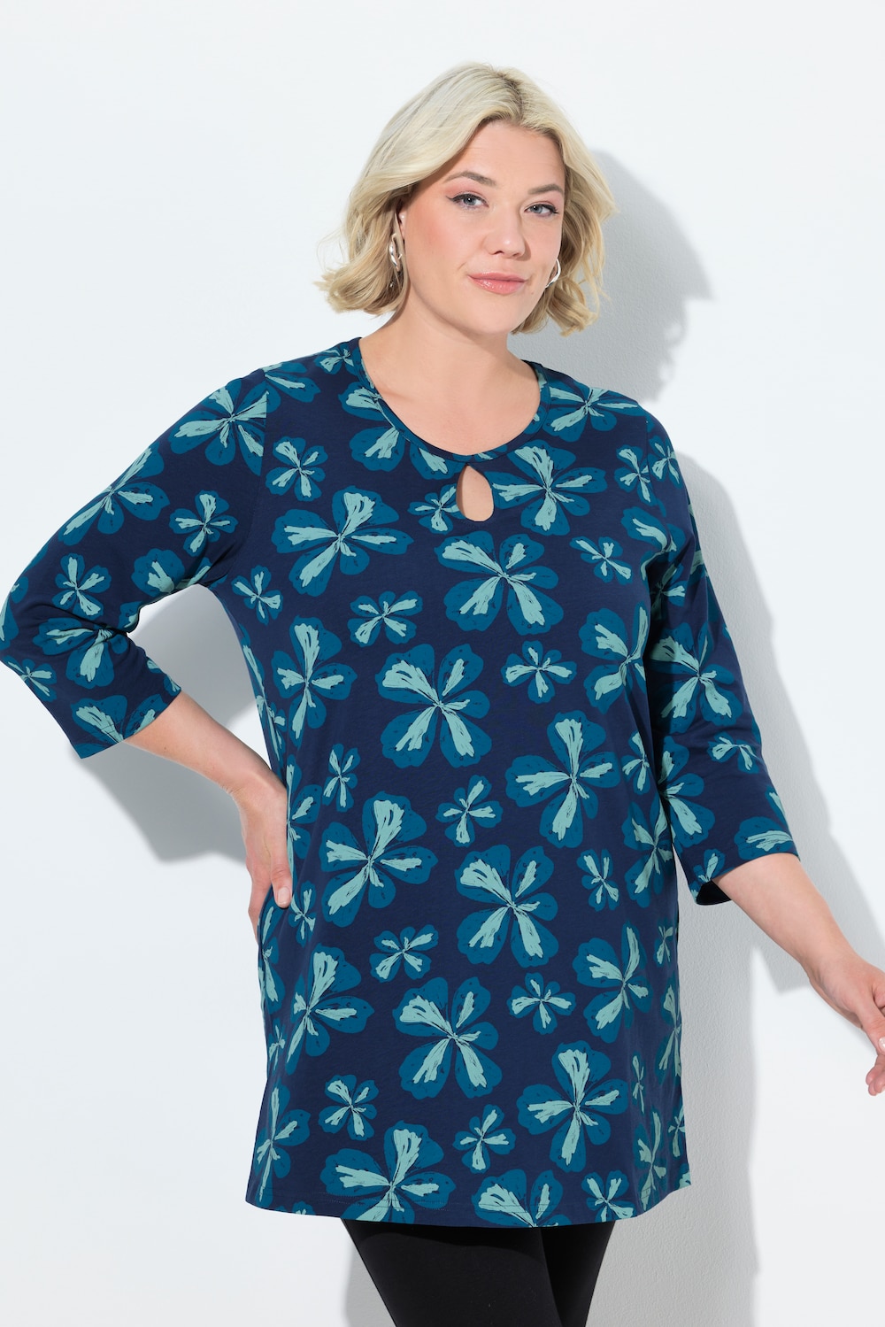 Lang T-shirt, blomster, A-form, rund hals, 3/4-ærmer