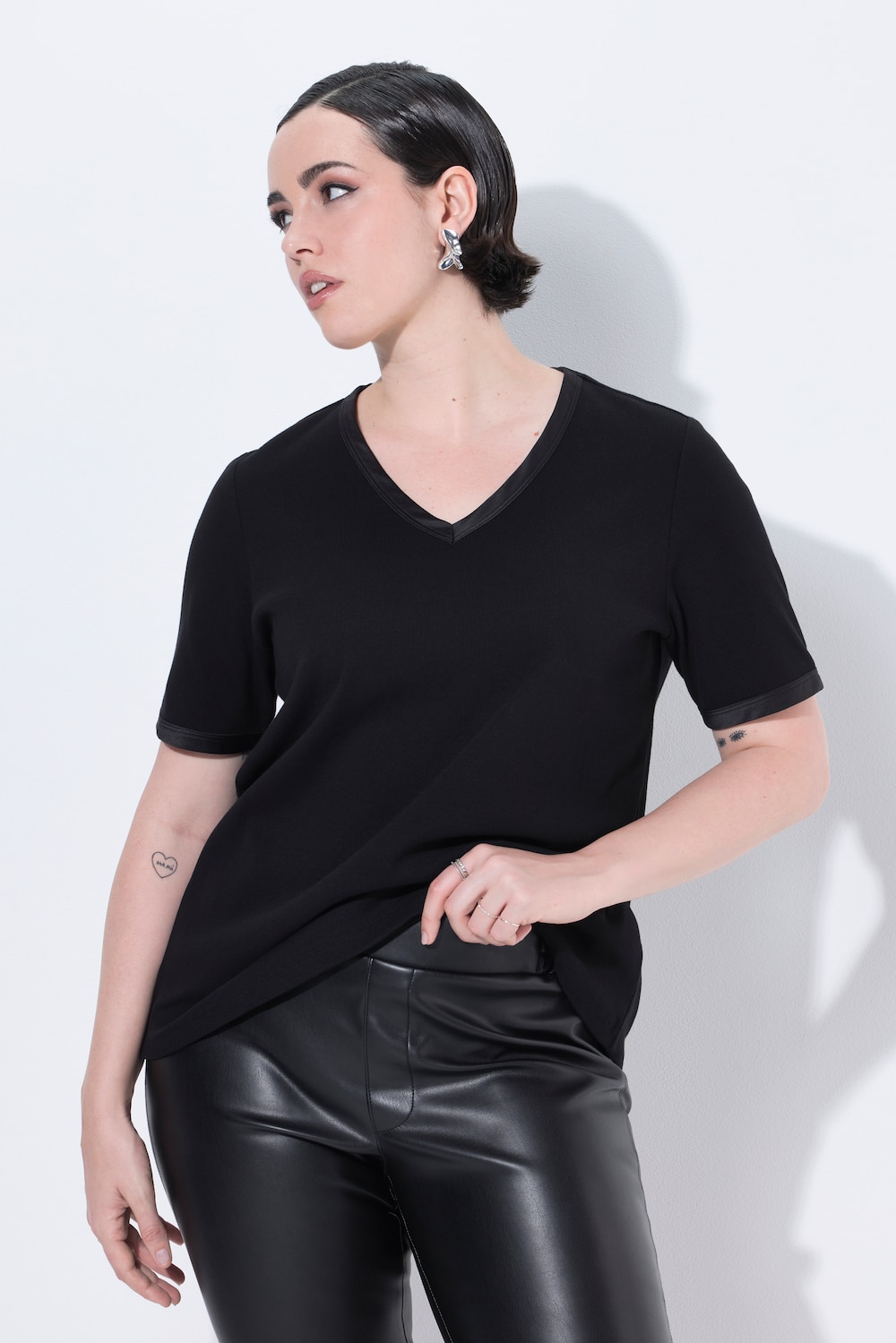 T-shirt, ribjersey, satijnen randen, Slim Fit, V-hals