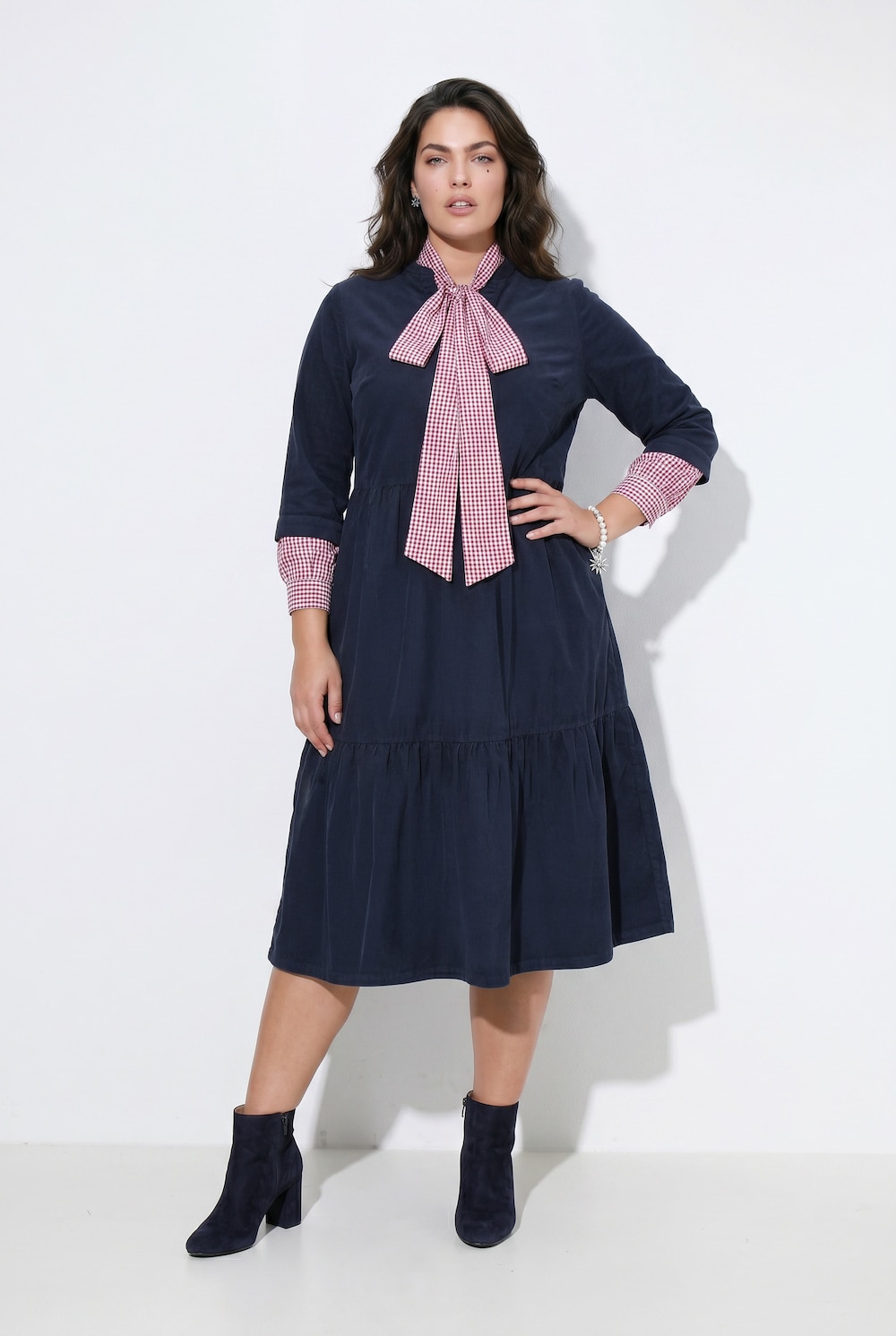 Cord-Maxikleid, Stehkragen, V-Ausschnitt, Langarm