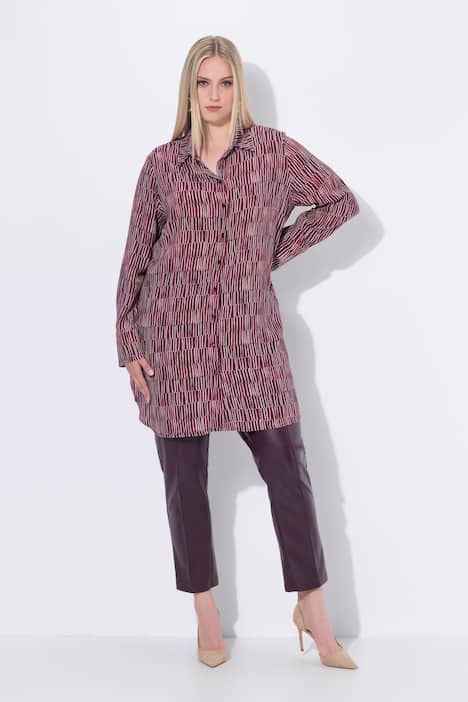 Blouse longue à rayures. Col chemise, manches longues. Coupe évasée
