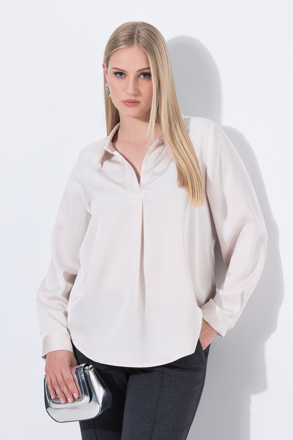 Satijnen blouse, sierplooi, A-lijn, overhemdkraag, lange mouwen