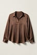 Satijnen blouse, sierplooi, A-lijn, overhemdkraag, lange mouwen