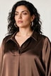 Satijnen blouse, sierplooi, A-lijn, overhemdkraag, lange mouwen