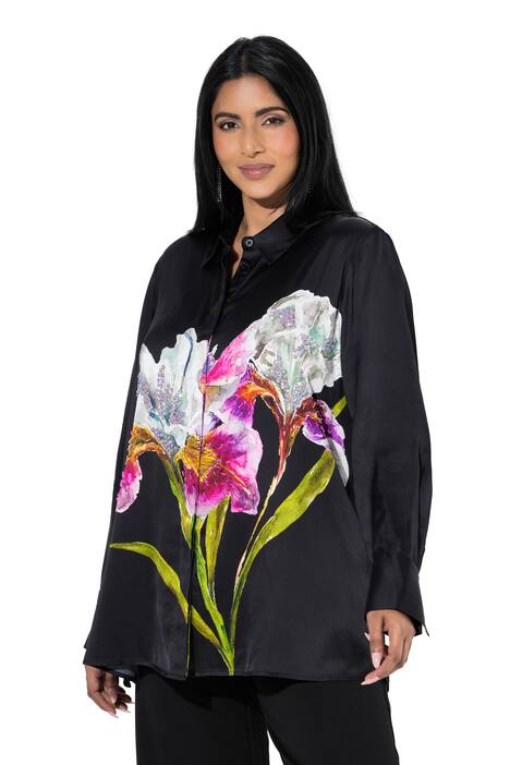 Saténová halenka, perly, áčkový střih, košilový límec, dlouhé rukávy