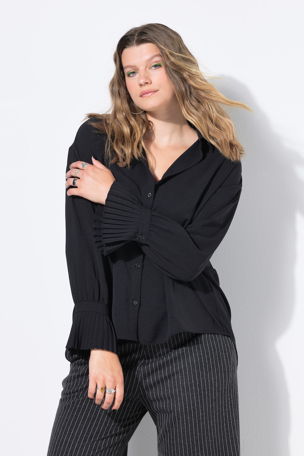 Hemdbluse, oversized, Krepp, Plissee-Manschetten