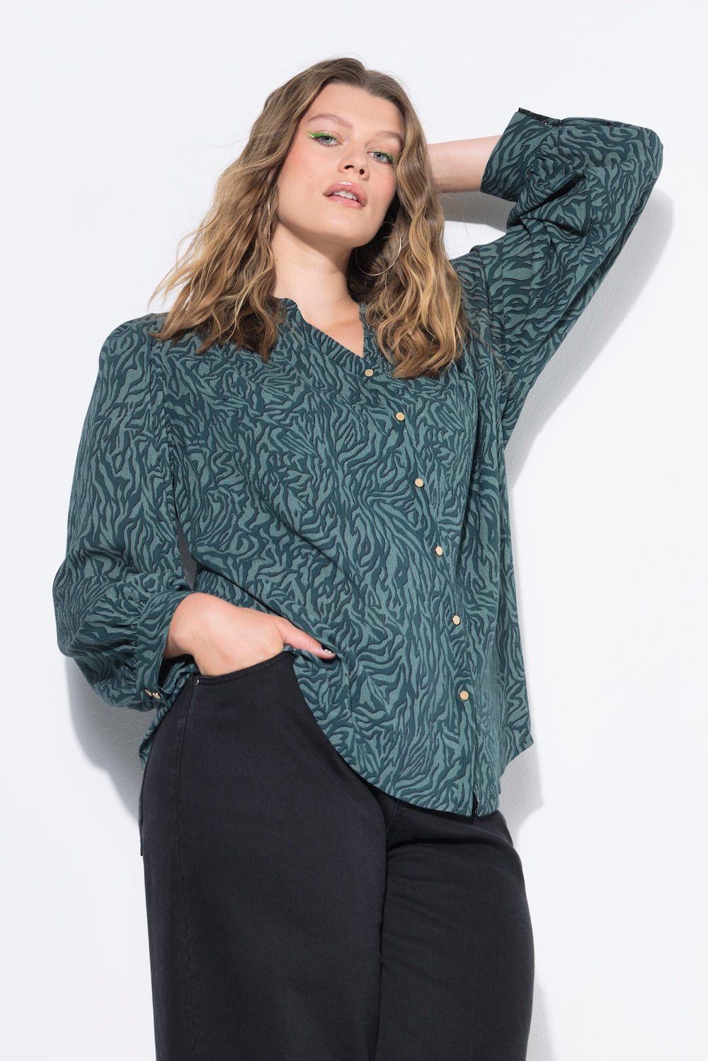 Blouse, ruimvallend model, crêpe, color zebra, volants