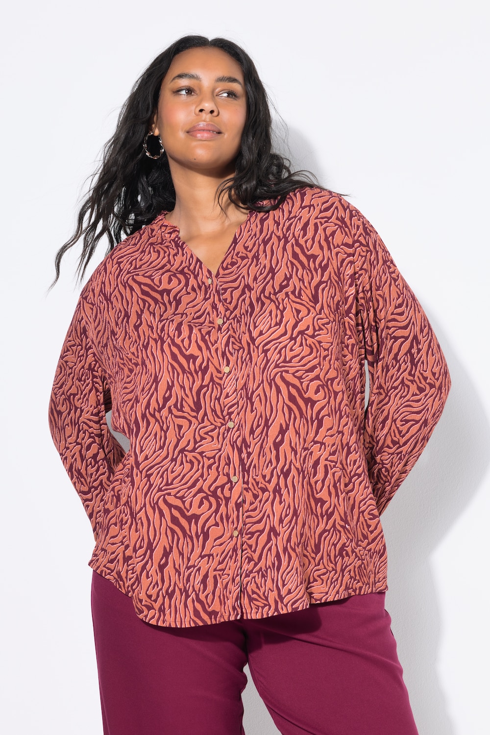 Blouse, ruimvallend model, crêpe, color zebra, volants