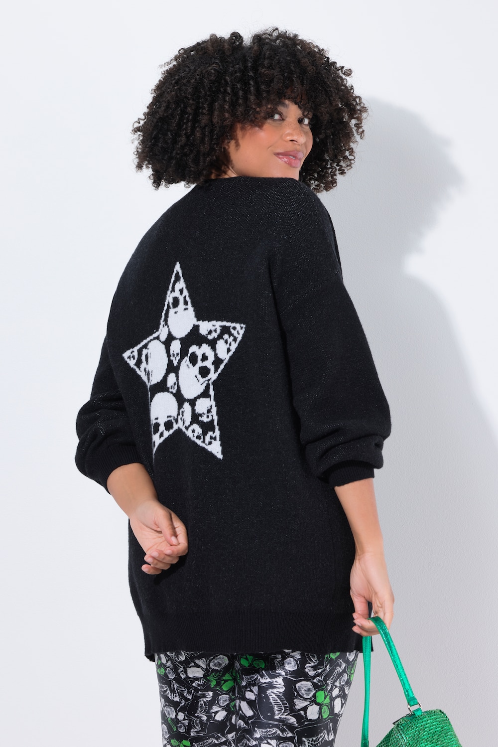 Strickjacke, Leo-Totenkopf auf dem Rücken, offene Form