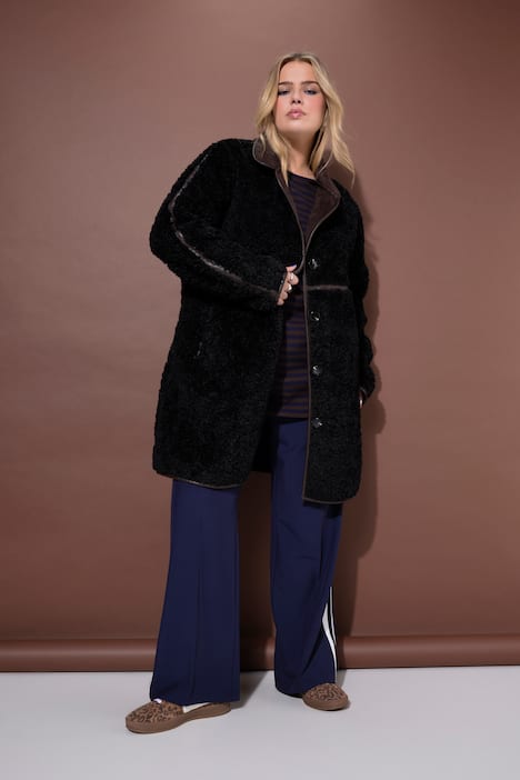 Manteau évasé en fausse fourrure, coutures fantaisie