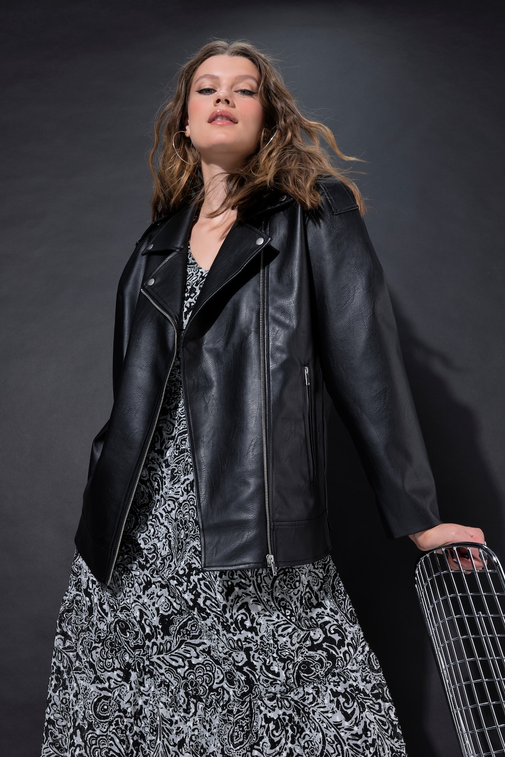 Bikerjas, imitatieleer, langer en oversized, metallic rits