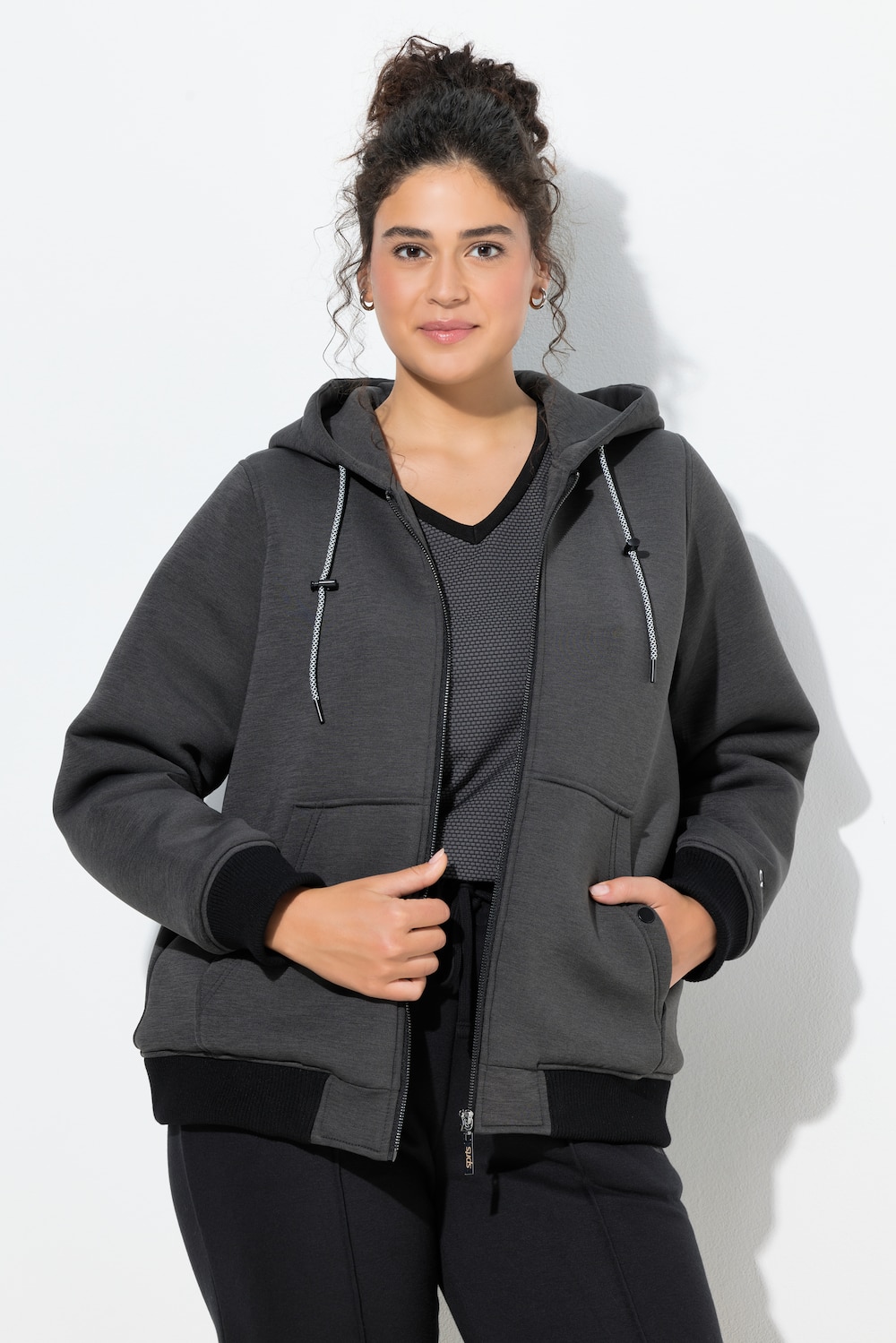 Softshell jas, waterafstotend, doorgestikte voering, capuchon