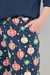 Pantalon de pyjama en coton bio avec poches et motif décorations de sapin de Noël