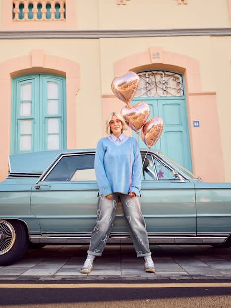 Pull col en V et manches longues, cœur brodé