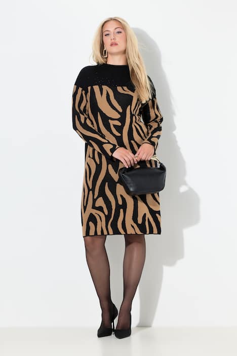 Robe en maille oversize, motif zébré, col montant et manches longues