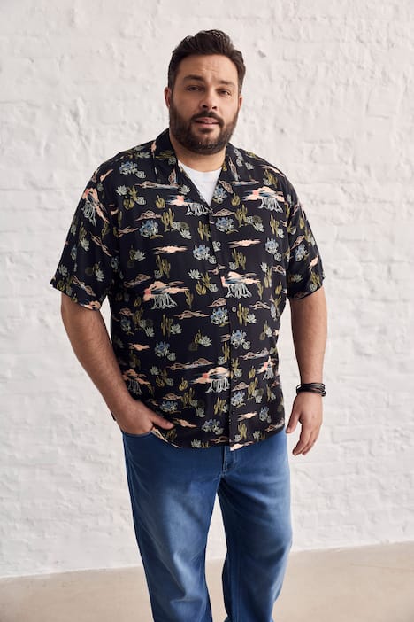 Camicia Men+ dalla vestibilità cubana con colletto alla cubana, fantasia allover e mezze maniche, fino alla tg. 8XL