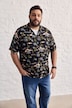 Camicia Men+ dalla vestibilità cubana con colletto alla cubana, fantasia allover e mezze maniche, fino alla tg. 8XL