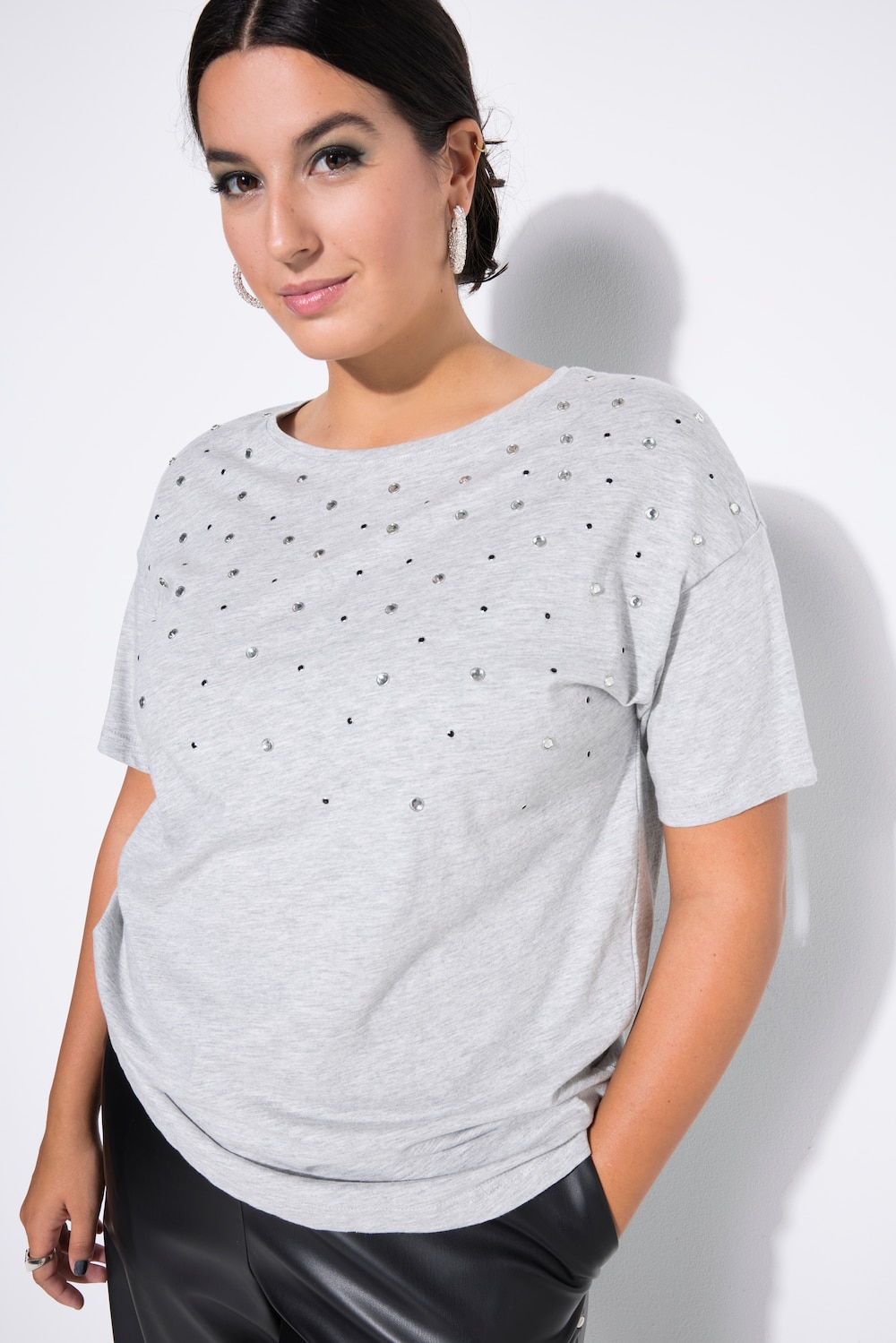 T-shirt, oversized shape, siersteentjes bij de ronde hals