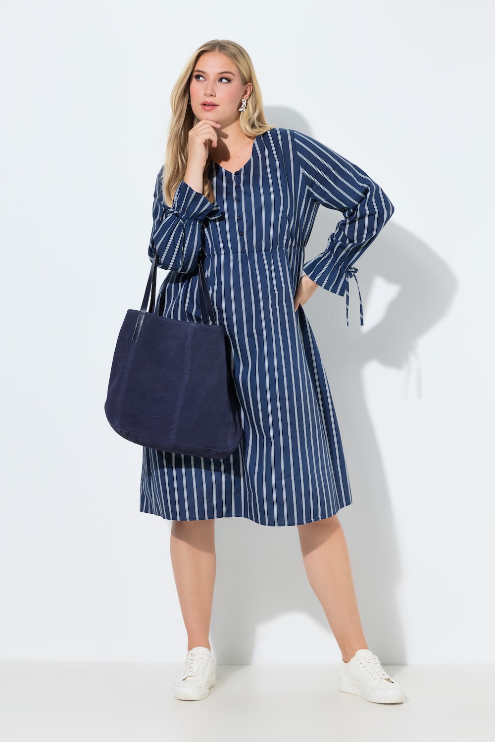 Kjole, striber, A-form, V-udskæring, lange ærmer