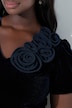 Robe en velours près du corps, manches courtes bouffantes et roses 3D