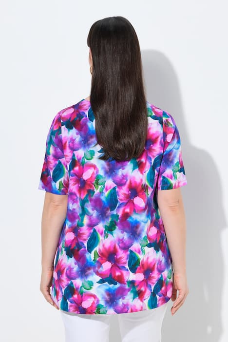 Gładka bluzka, kwiaty namalowane akwarelami, krój trapezowy, okrągły dekolt, rękaw 1/2