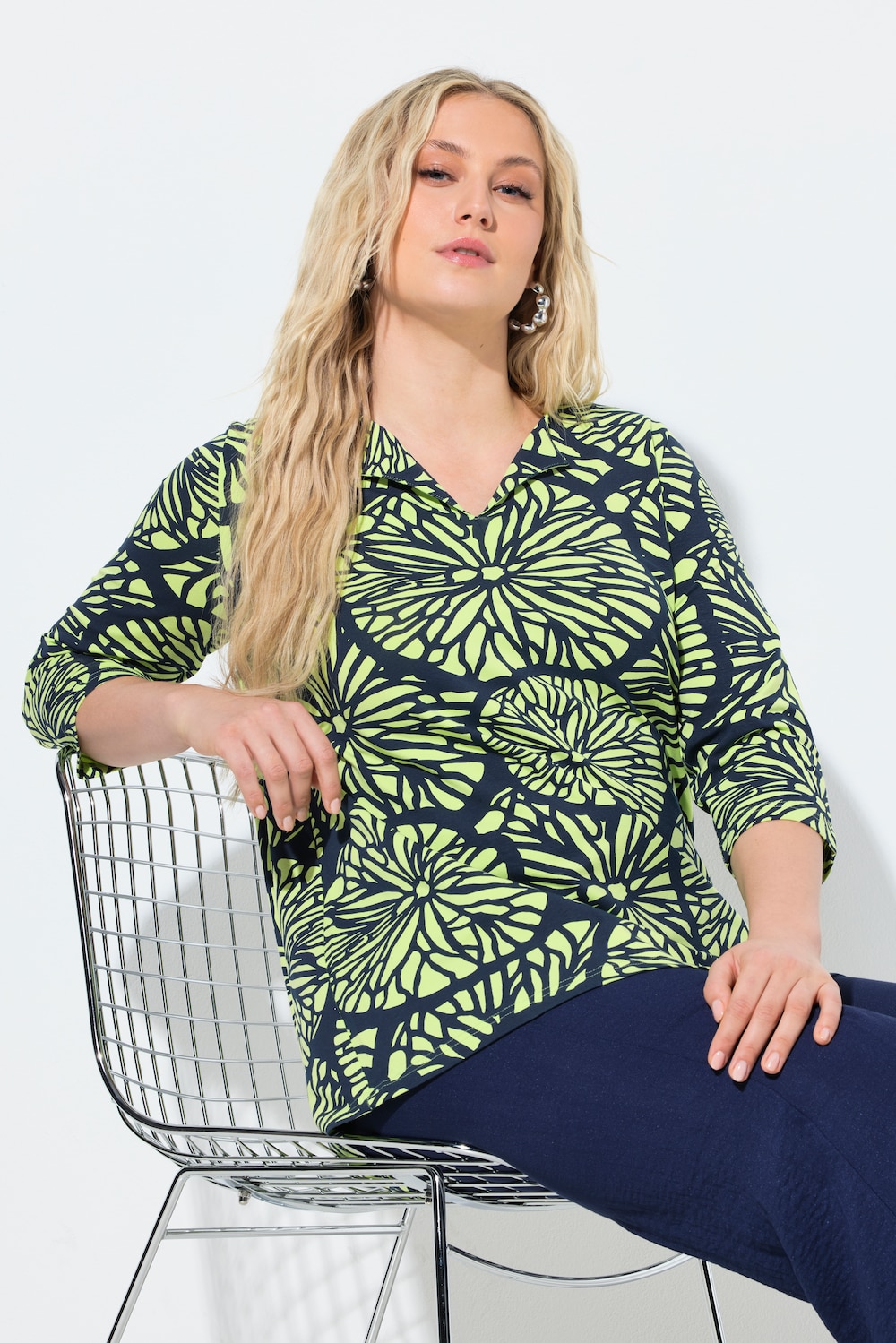 T-shirt med limegrønt mønster, V-hals og korte ærmer