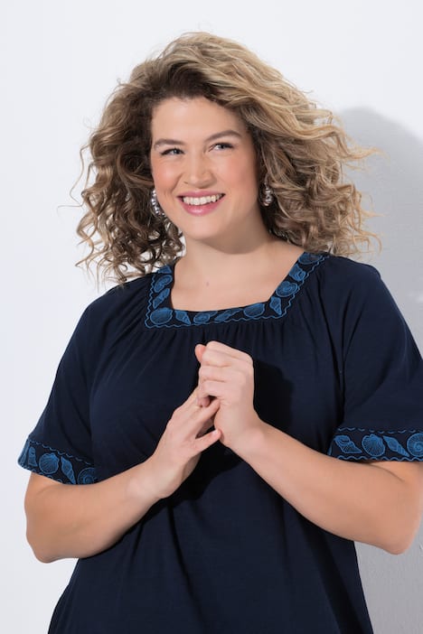 Midi-jurk, geborduurde randen, carréhals, korte kapmouwen