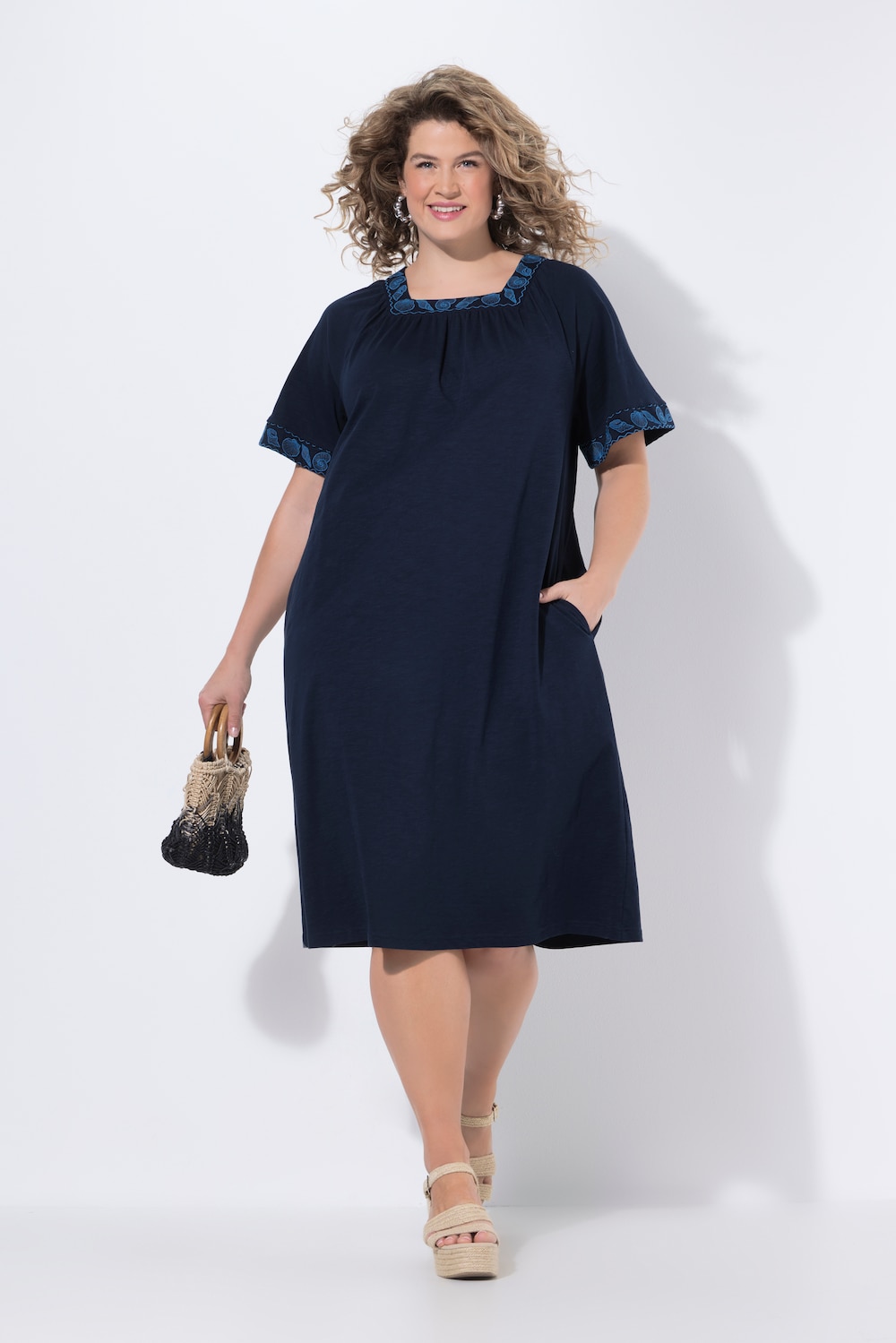 Midi-jurk, geborduurde randen, carrÃ©hals, korte kapmouwen