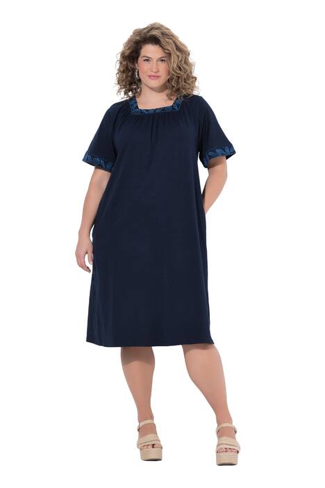 Midi šaty, vyšívaný lem, výstřih Carree, křídlový poloviční rukáv