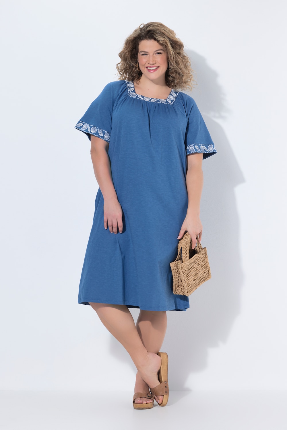 Midi-jurk, geborduurde randen, carrÃ©hals, korte kapmouwen