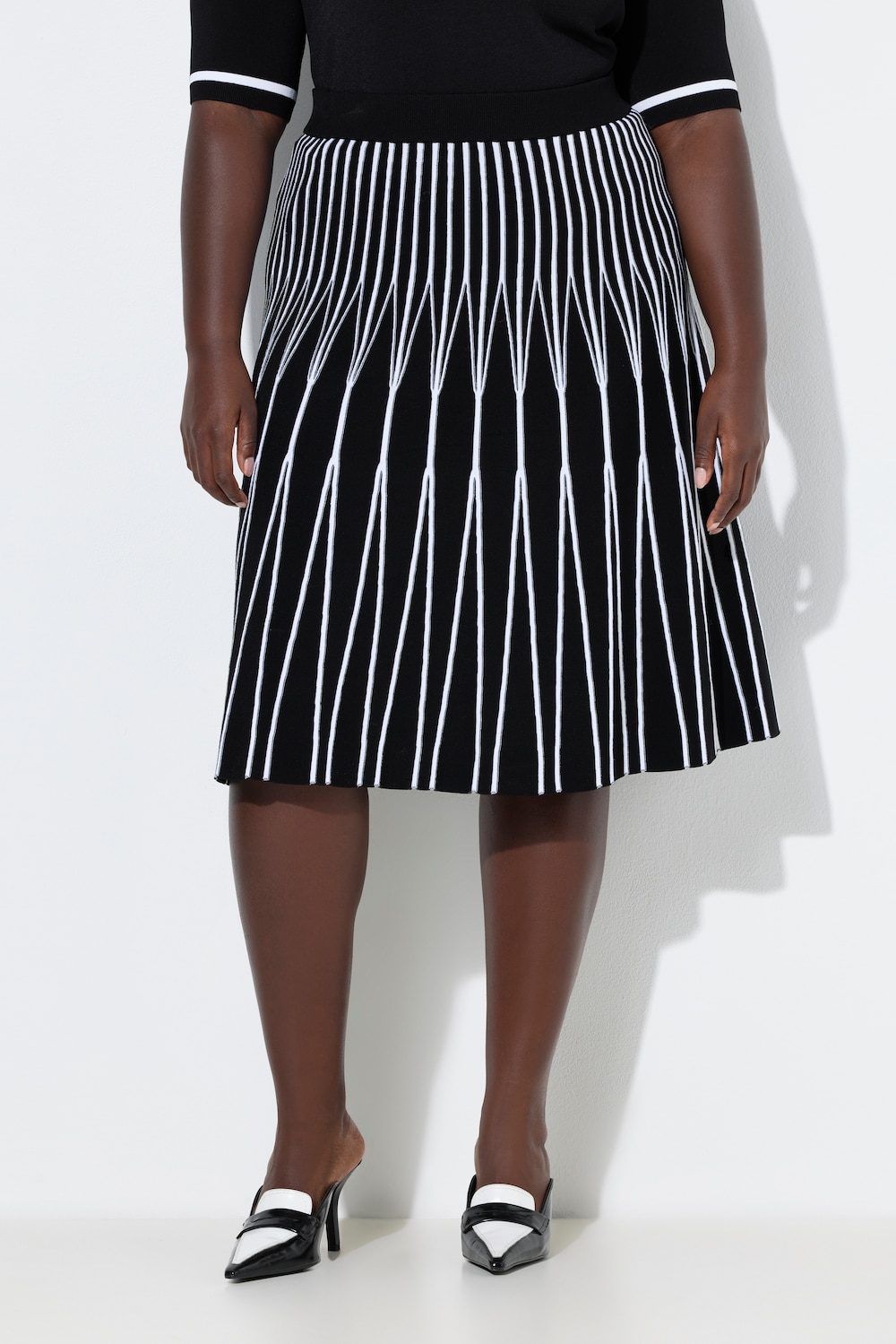 Große Größen Plissee-Midirock, Damen, schwarz, Größe: 42/44, Viskose/Synthetische Fasern, Ulla Popken