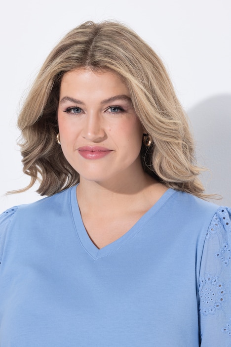 T-shirt en coton bio avec broderies, décolleté en V et manches courtes