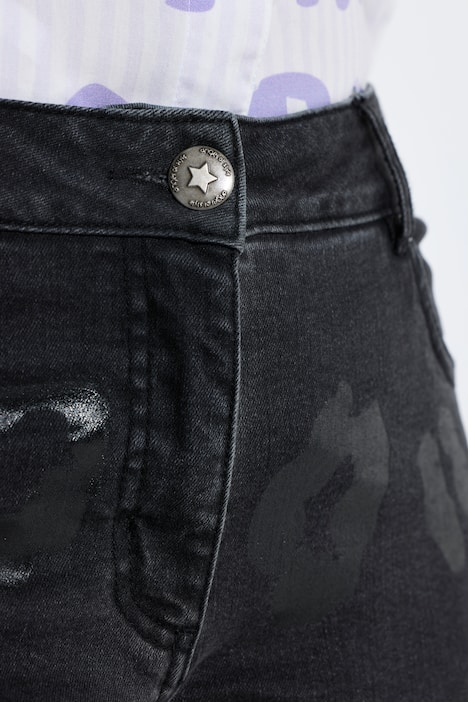 Dżinsy boyfriend, elastyczny denim, błyszczący panterkowy nadruk