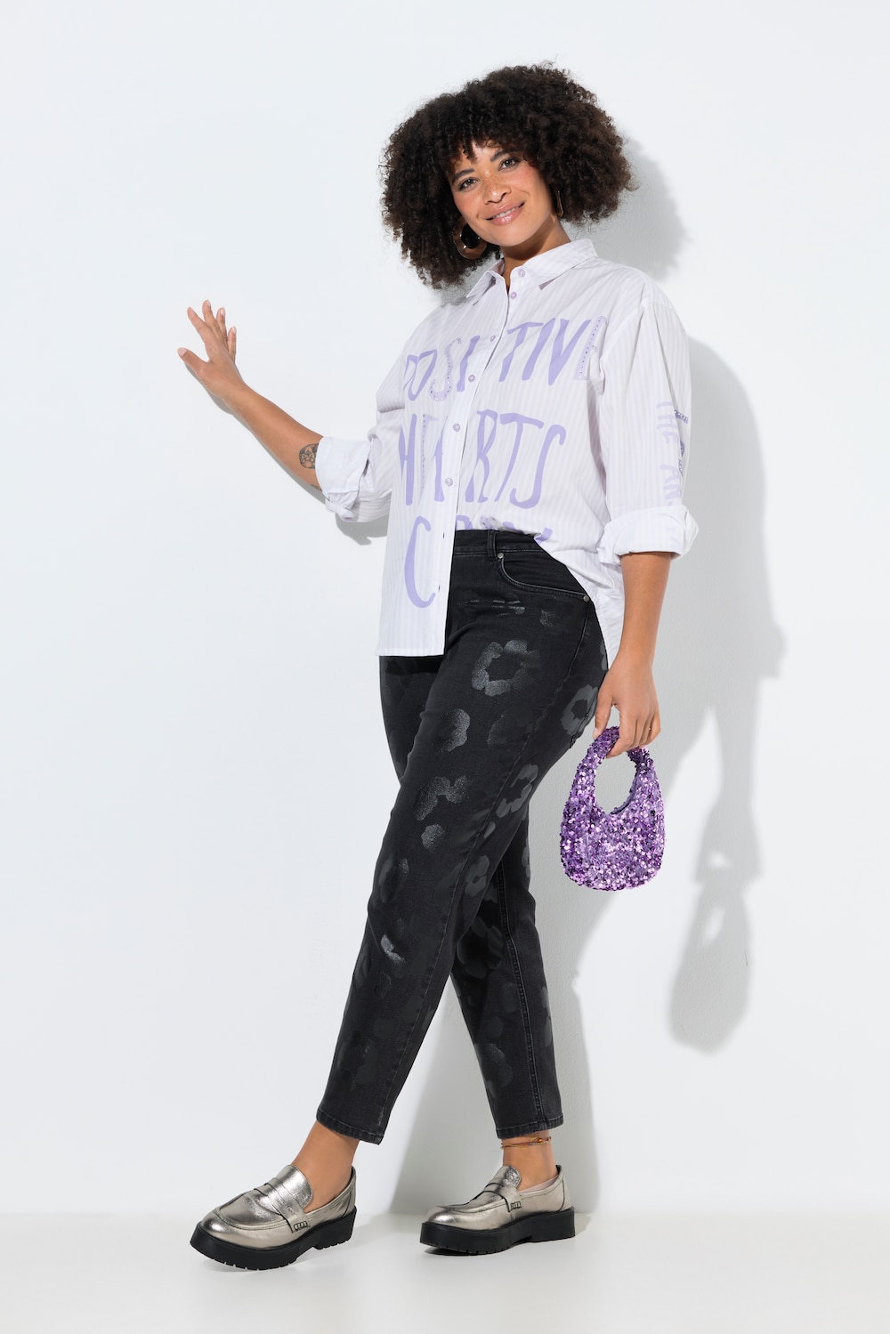 Boyfriend-Jeans, Stretchdenim, glänzender Leo-Druck