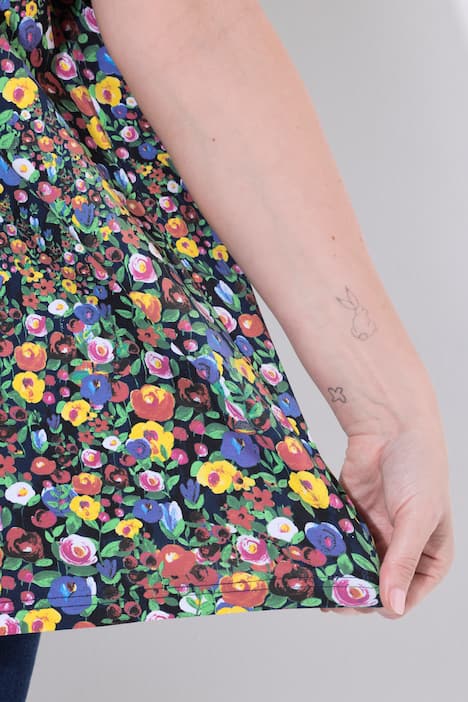 T-shirt, kwiaty, trapezowy krój, dekolt w serek, rękaw 1/2