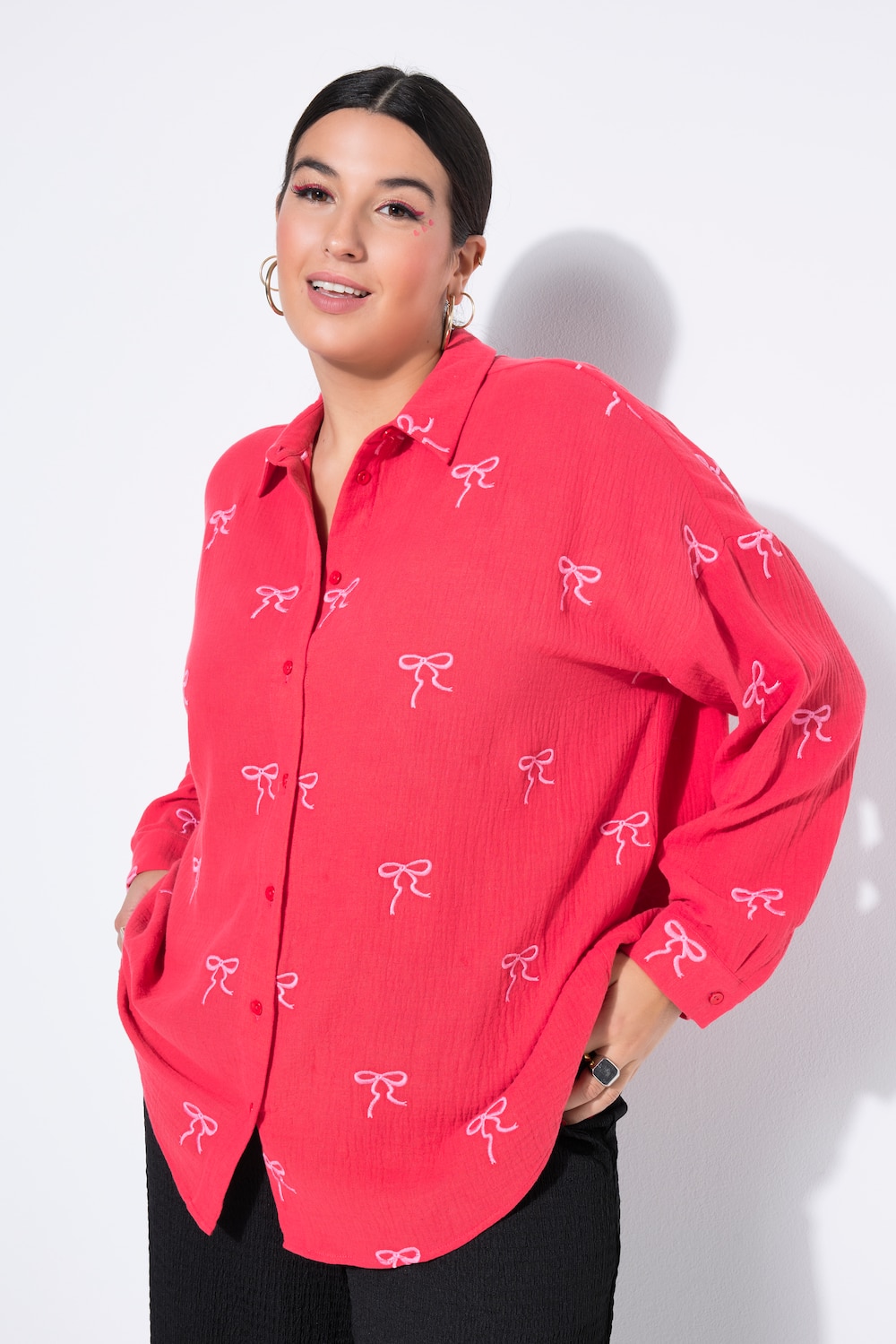 Hemdbluse, oversized, Musselin, Stick-Schleifen