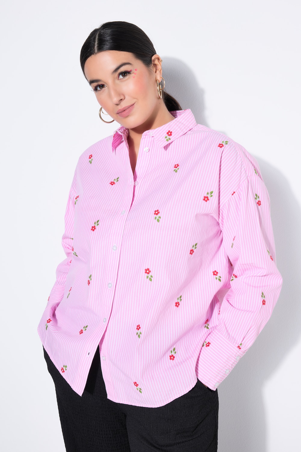 Stribet skjorte, oversized, blomsterbroderi