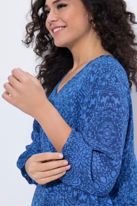 Sukienka, wzór kafelek, trapezowy krój, dekolt w serek, rękaw 3/4