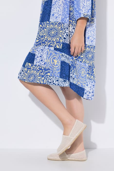 Sukienka, wzór kafelek, trapezowy krój, dekolt w serek, rękaw 3/4