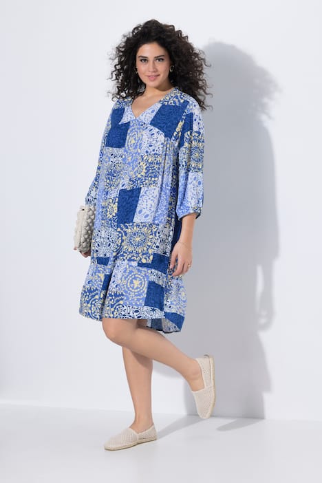 Sukienka, wzór kafelek, trapezowy krój, dekolt w serek, rękaw 3/4