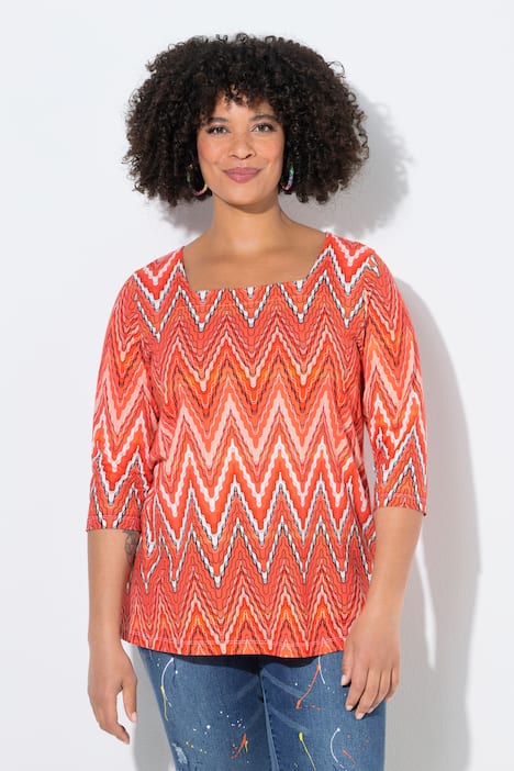 T-shirt, motif à chevrons. Encolure carrée et coupe évasée